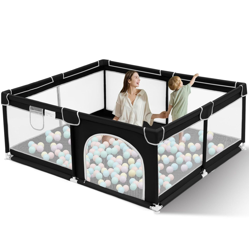 Tehase beebilapsed mängivad aeda beebikaitseaeda siseruumides mängimiseks mõeldud mänguasjadega