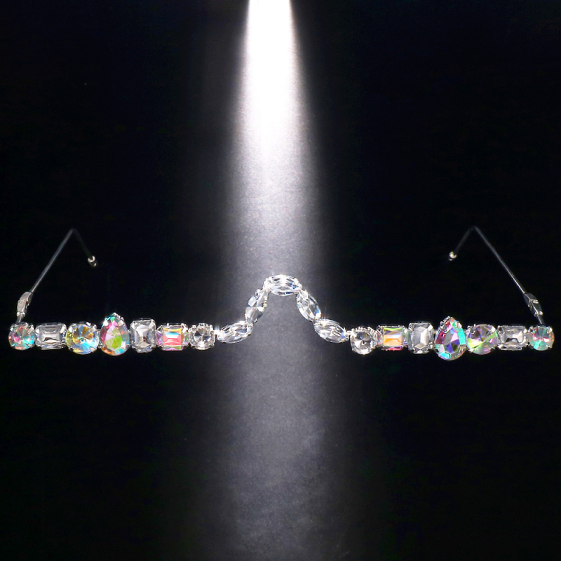 Europietiškai ir amerikietiškai parduodami kalnų krištoliniai akinių rėmeliai, paprasti, be lęšių, mados asmenybės, interneto įžymybių veido dekoravimo, nuotraukų aksesuarai.