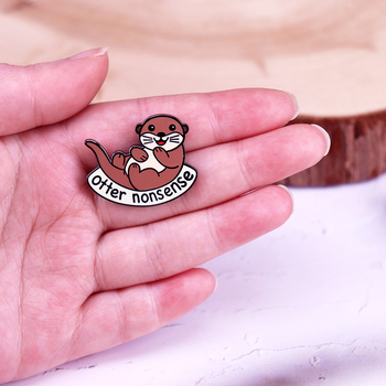 Emajlirana značka s motivom vidre Kawaii