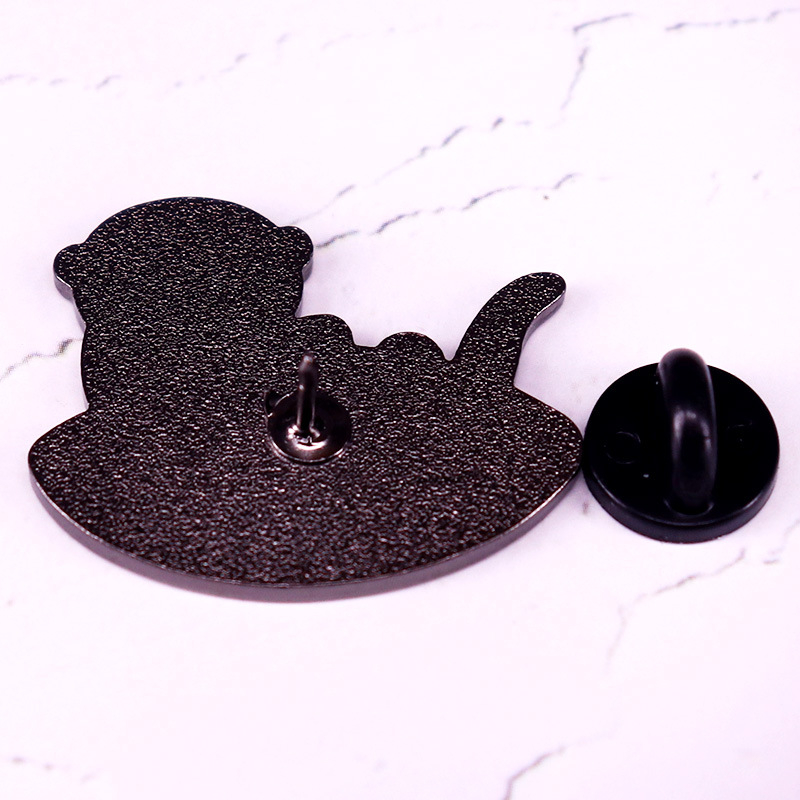 Emajlirana značka s motivom vidre Kawaii