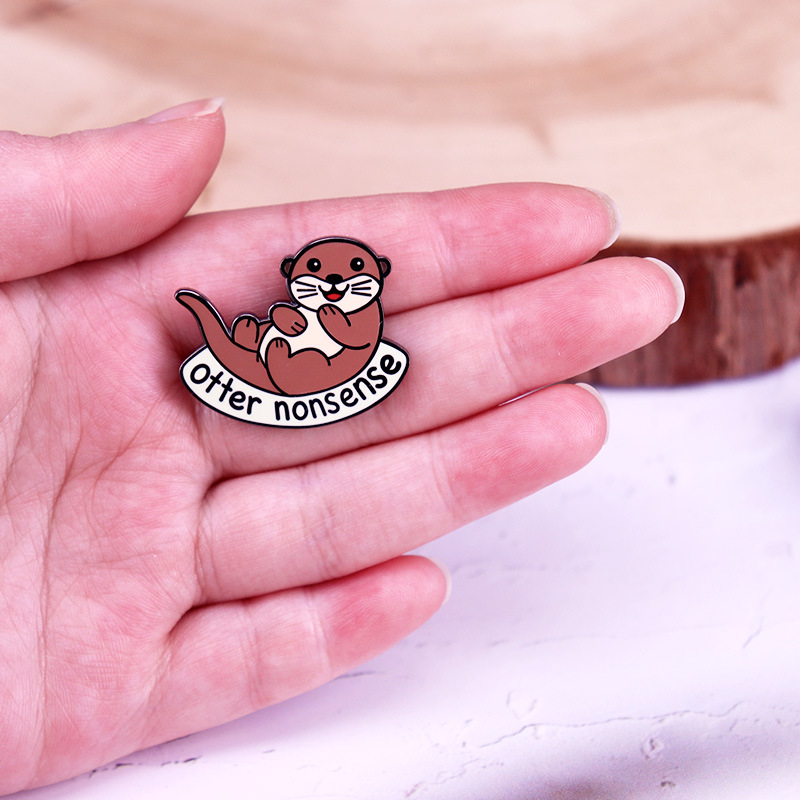 Emajlirana značka s motivom vidre Kawaii