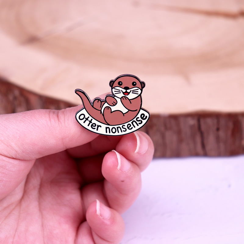 Emajlirana značka s motivom vidre Kawaii