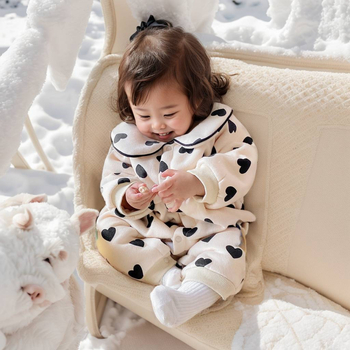 Jesenné a zimné lezecké oblečenie pre novorodencov s potlačou broskyňového srdca v kórejskom štýle, teplé oblečenie s prešívanou bavlnou prešívaným dievčenským overalom