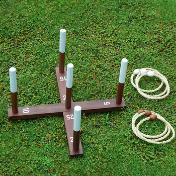 Retro viskemäng kanepiköie rõngas maalähedane rõnga viskamine õues murul meeskonnatöö arendamine pere suhtlemine