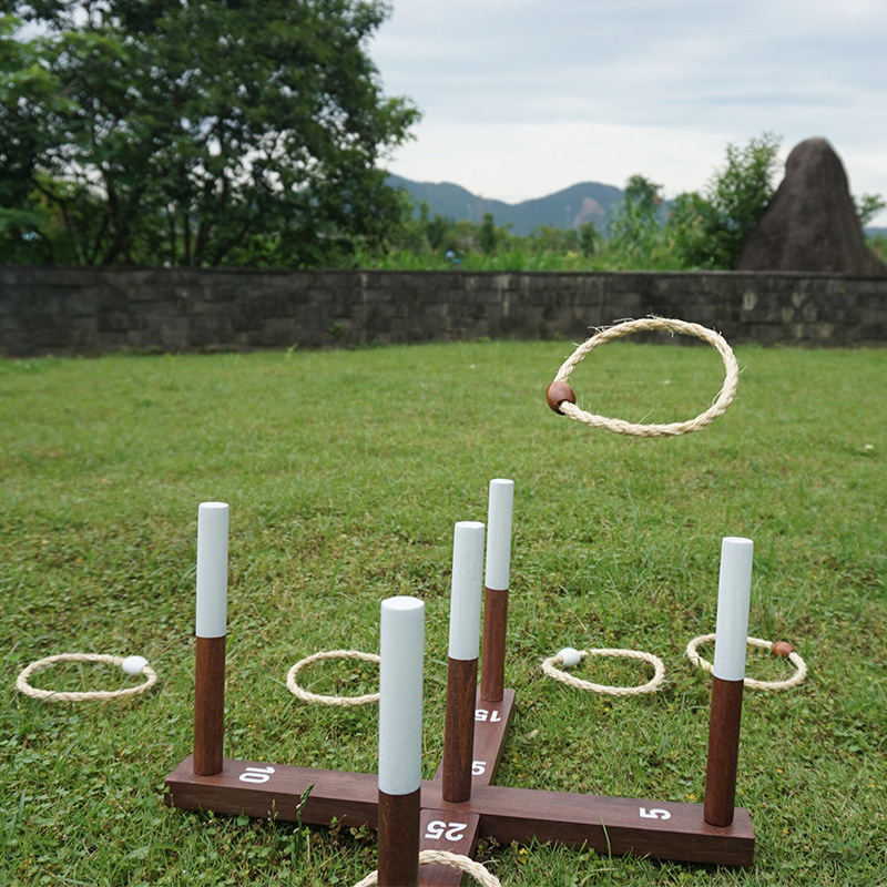 Retro viskemäng kanepiköie rõngas maalähedane rõnga viskamine õues murul meeskonnatöö arendamine pere suhtlemine