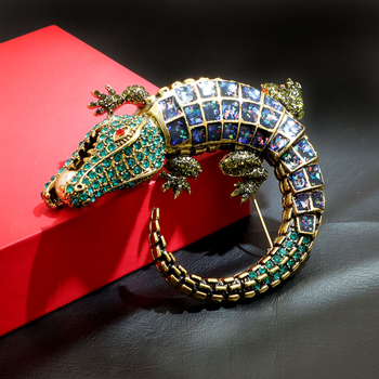 Gyémánttal kirakott nagyméretű, retró, olajcseppelő krokodil bross, határokon átnyúló divatos, minden egyezésű állattű