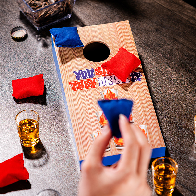 Puidust liivakottide viskamise mäng, spordimängude mänguasi, liivakottide viskamise lauakomplekt, laua liivakottide mäng veiniklaasiga