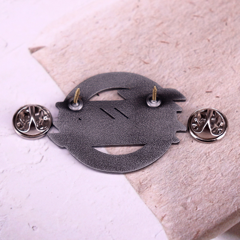 Insignă metalică vintage emailată pentru trupă rock