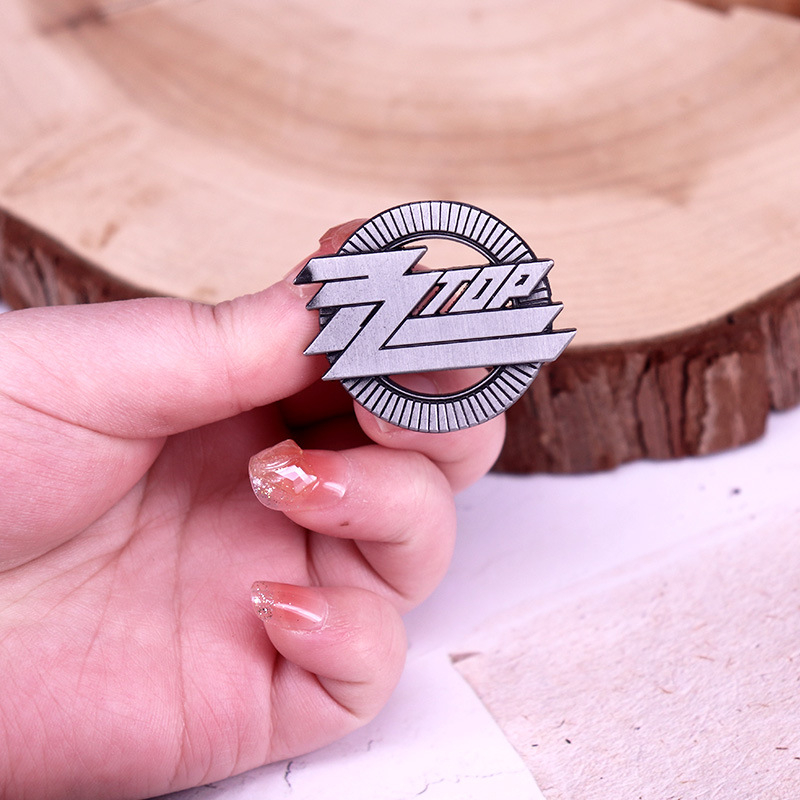 Insignă metalică vintage emailată pentru trupă rock