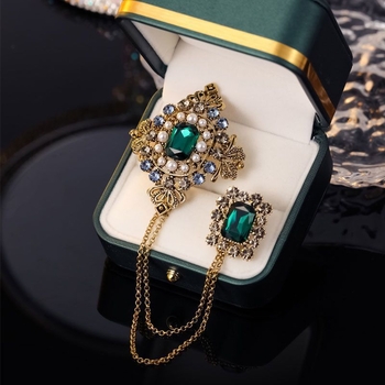 Elegantna broš u baroknom stilu palače s cirkonima i smaragdno umetnutim lancem, kopčom, britanskom retro brošom