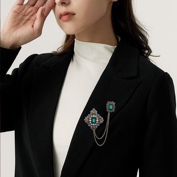 Elegantna broš u baroknom stilu palače s cirkonima i smaragdno umetnutim lancem, kopčom, britanskom retro brošom