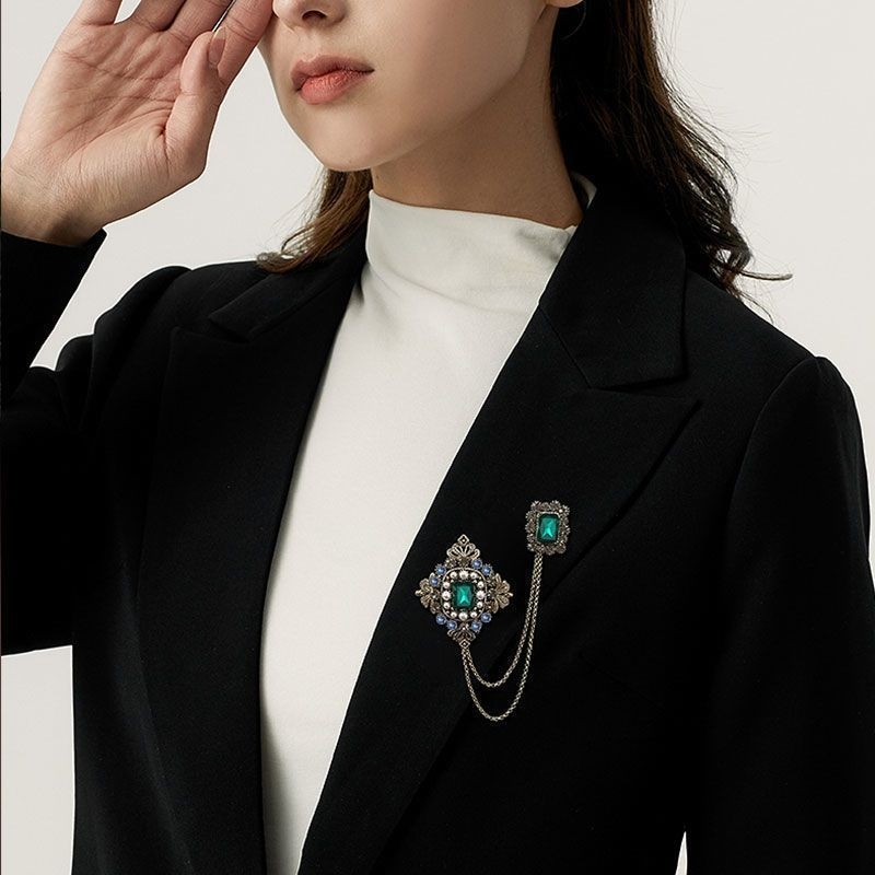 Elegantna broš u baroknom stilu palače s cirkonima i smaragdno umetnutim lancem, kopčom, britanskom retro brošom
