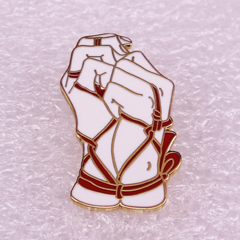 Broșă cu panglică roșie cu înfășurare dublă manuală