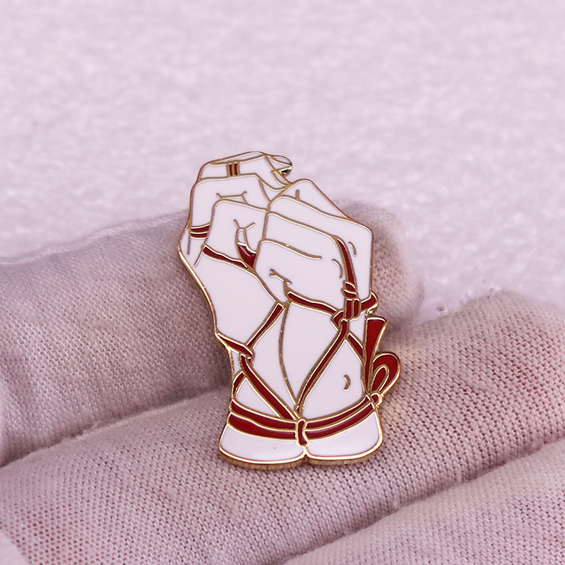 Broșă cu panglică roșie cu înfășurare dublă manuală