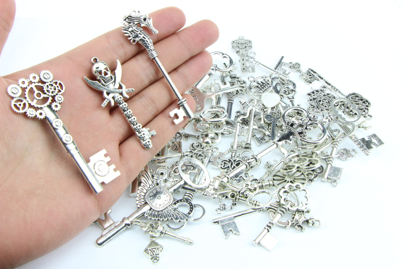 Gyári közvetlen szállítású Xizang ezüst ékszer kiegészítők retro 80 kulcsos ruházat notebook kiegészítők medál