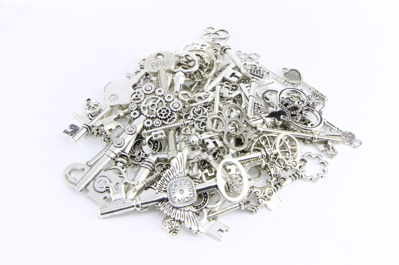 Gyári közvetlen szállítású Xizang ezüst ékszer kiegészítők retro 80 kulcsos ruházat notebook kiegészítők medál