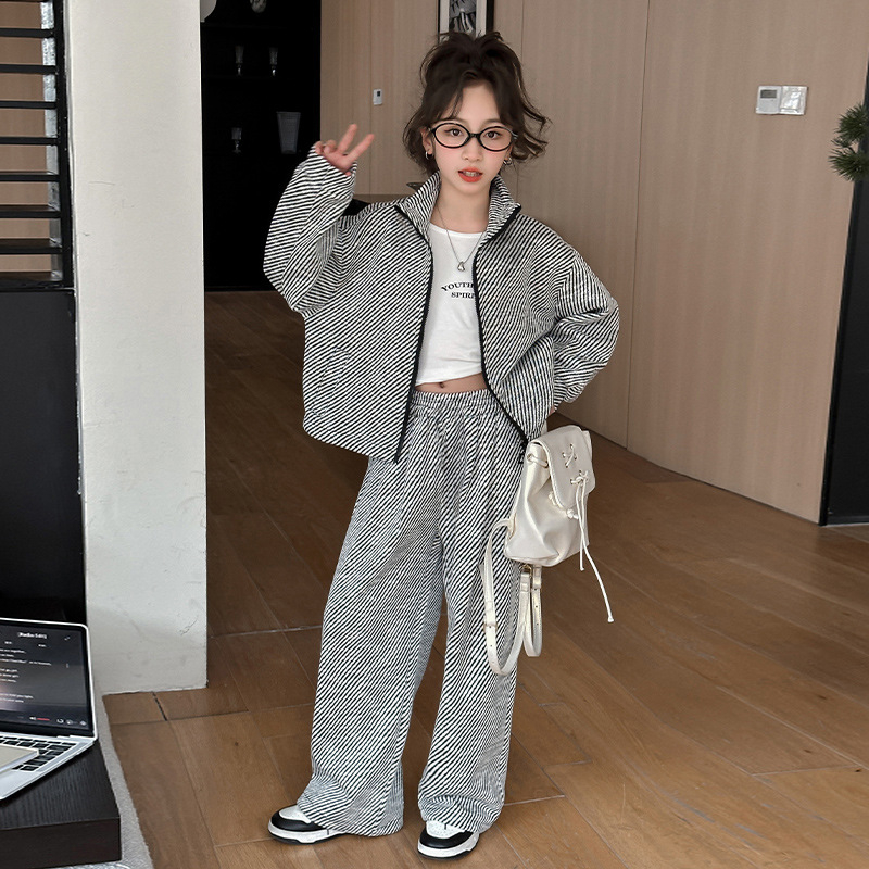 Dievčenský jarný a jesenný oblek 2025 Nový dievčenský štýlový módny pruhovaný kabát Detský ležérny dvojdielny módny oblek