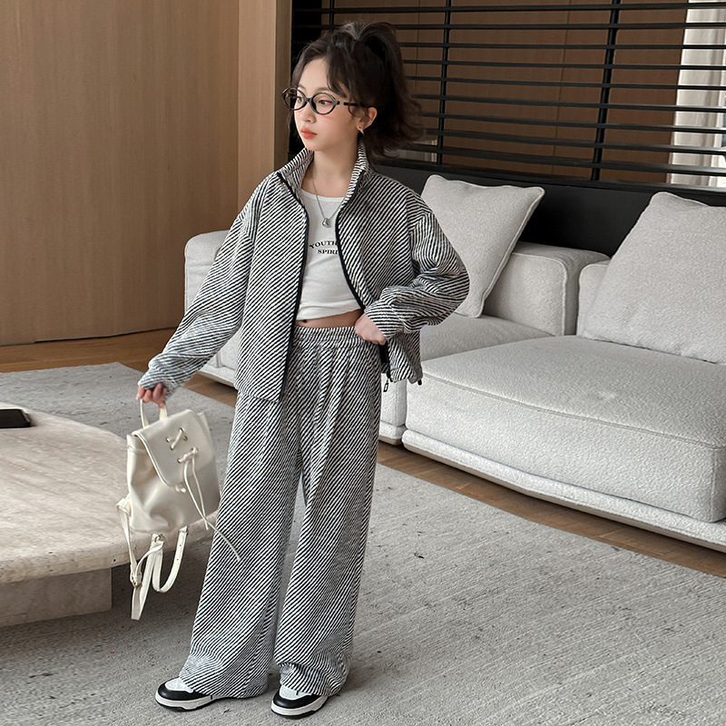 Dievčenský jarný a jesenný oblek 2025 Nový dievčenský štýlový módny pruhovaný kabát Detský ležérny dvojdielny módny oblek