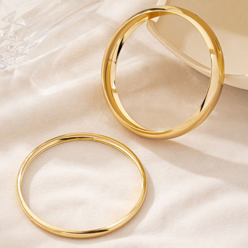 Eiropas un Amerikas Savienoto Valstu pārrobežu pārspīlēts vienkāršs senais likums spilgta virsma apļveida loka vienkāršs aplis vairāki pārklājoši sieviešu metāla rokassprādze