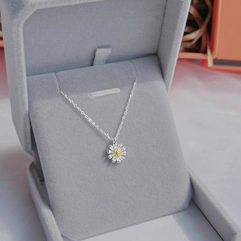 Καλοκαιρινό μικρό χαριτωμένο κολιέ μαργαρίτας γυναικών 2024 νέα δημοφιλής μόδα all-match high-end κολιέ μενταγιόν με αλυσίδα κλείδας