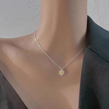 Καλοκαιρινό μικρό χαριτωμένο κολιέ μαργαρίτας γυναικών 2024 νέα δημοφιλής μόδα all-match high-end κολιέ μενταγιόν με αλυσίδα κλείδας