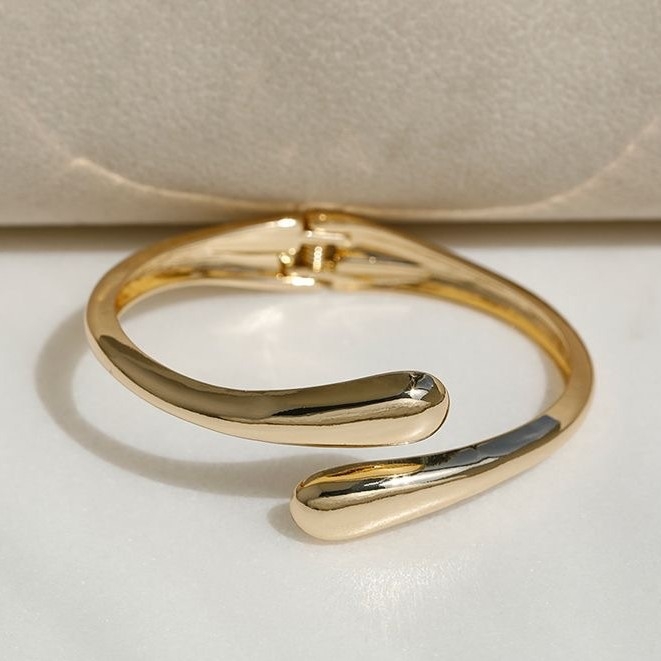 Paprasta lygi metalinė apykaklė, europietiška ir amerikietiška, tarpvalstybinė personalizuota geometrinių formų papuošalų kolekcija, spyruoklinė sagtis su atvira geometrine apykakle