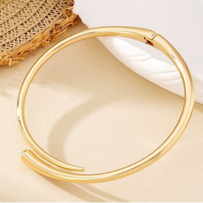 Paprasta lygi metalinė apykaklė, europietiška ir amerikietiška, tarpvalstybinė personalizuota geometrinių formų papuošalų kolekcija, spyruoklinė sagtis su atvira geometrine apykakle