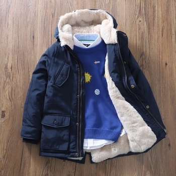 Augstas klases bērnu sabiezētas līdakas drēbes Kokvilnas pildījums Zēnu apģērbs Vidēja garuma flīsa jaka Ziemas apģērbs ar kokvilnas pildījumu Mētelis Ārējās tirdzniecības bērnu apģērbs