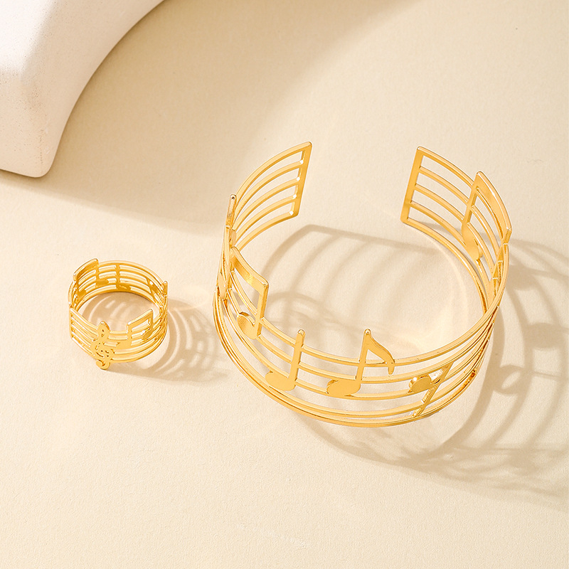 1 komplekt moekalt liialdatud disainiga metallist kuldse joone nootidega õõnesmähisega naiste käevõru sõrmus ehtekomplekt