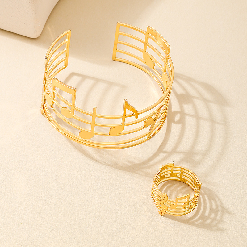 1 komplekt moekalt liialdatud disainiga metallist kuldse joone nootidega õõnesmähisega naiste käevõru sõrmus ehtekomplekt