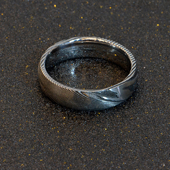 Ευρωπαϊκό και αμερικανικό απλό δαχτυλίδι από ατσάλι Δαμασκού με μοτίβο προσωπικότητας, μαύρο βήμα, μόδα, ρετρό, ανδρικό δαχτυλίδι χονδρικής