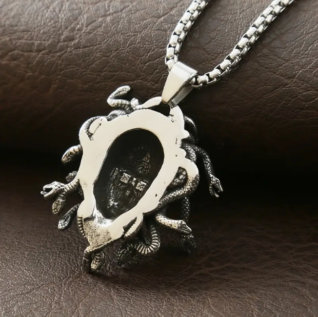 Határokon átnyúló új termék Retro kígyó nő Medúza szobor mítosz medál nyaklánc húsvéti és halloweeni ékszer ajándék