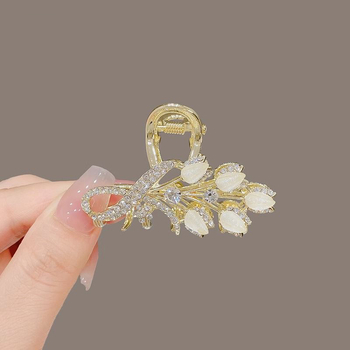 Koreai stílusú, kiváló minőségű strasszos mázzal díszített, csatos, hátsó fejfedő, közepes méretű, csatos fejdísz, félig megkötős, elegáns hajtű női