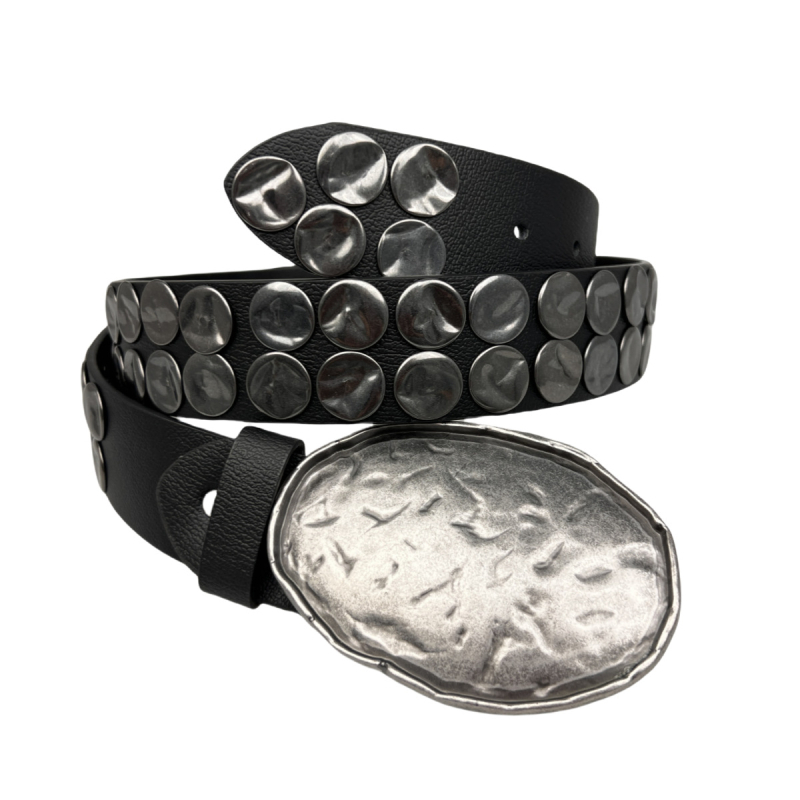 Európai és amerikai, határokon átnyúló férfi szegecselt személyiségű divatos punk stílusú hip-hop öv