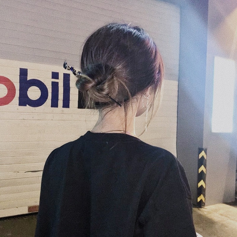 Netaisyklingo abstraktaus stiliaus moteriški modernūs, madingi, paprasto temperamento, šalto stiliaus, aukšto lygio plaukų segtukai