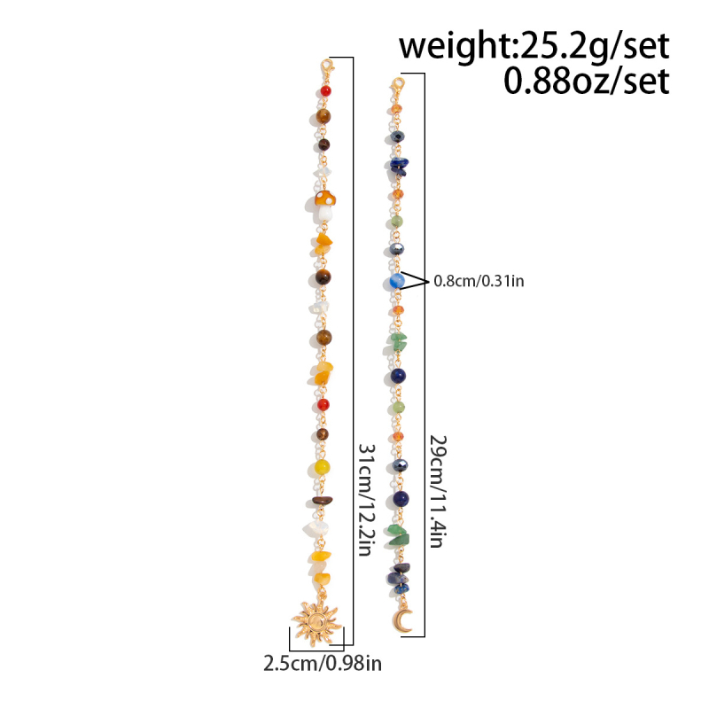 Europietiški ir amerikietiški tarpvalstybiniai papuošalai, kutais puošti plaukų grandinėlės, daugiaelementės turkio spalvos krištolo žvyro spalvos nešvarios kasytės, plaukų aksesuarai, madingi galvos apdangalai