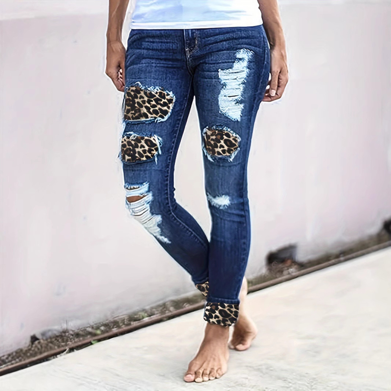 Európai és amerikai új női ruházati határokon átnyúló, karcsúsított, szakadt leopárdmintás, foltos, hengerelt szegélyű farmernadrág