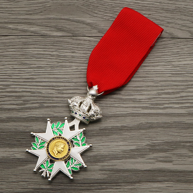 Noliktavā ir pieejama Francijas imperatora Napoleona vecākā bruņinieku virsnieku korpusa Goda leģiona Goda medaļas kopija