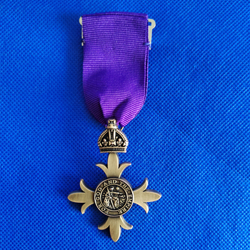 II. Erzsébet királynő kereszt jelvény bross ruházati kiegészítők kitűző ékszer medál ajándék