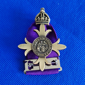 II. Erzsébet királynő kereszt jelvény bross ruházati kiegészítők kitűző ékszer medál ajándék