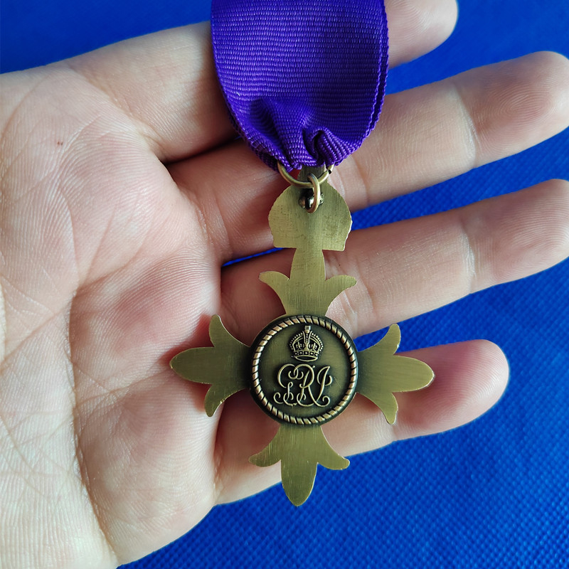 II. Erzsébet királynő kereszt jelvény bross ruházati kiegészítők kitűző ékszer medál ajándék