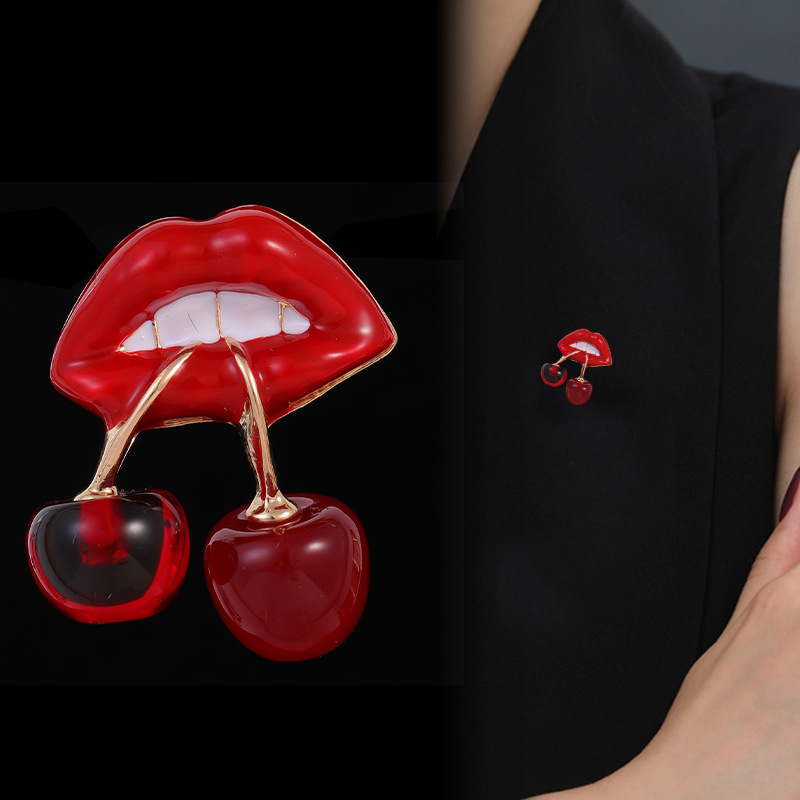 Broșă de buze roșii cireșe distractive în stil japonez, design de personalitate, nișă, fată amuzantă, pin, cataramă anti-lumină, accesorii cadou