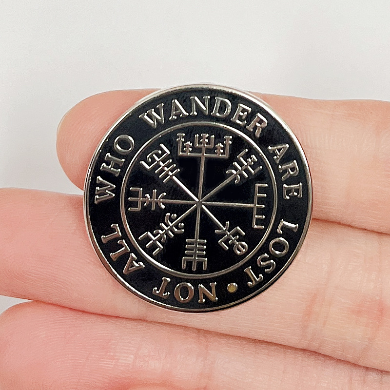 Kovový odznak s brošňou s runami od Vikingov, nie všetko putujúce, stratená hudba, darček