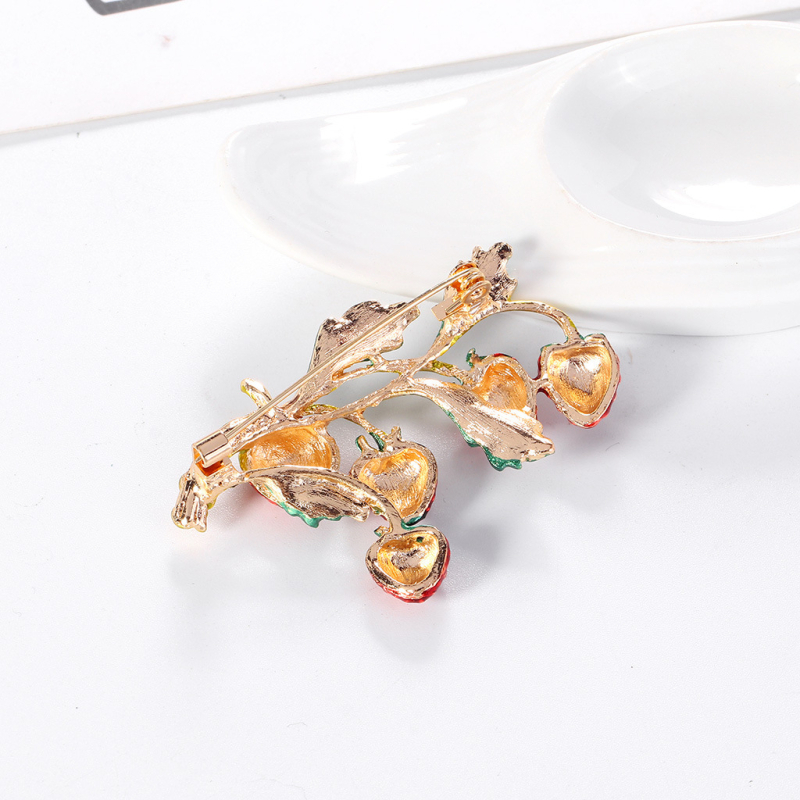 Európai és amerikai divat kreatív gyümölcs édes aranyos eper lány bross zománc selyem törölköző csat ruházati tű kiegészítők nőknek