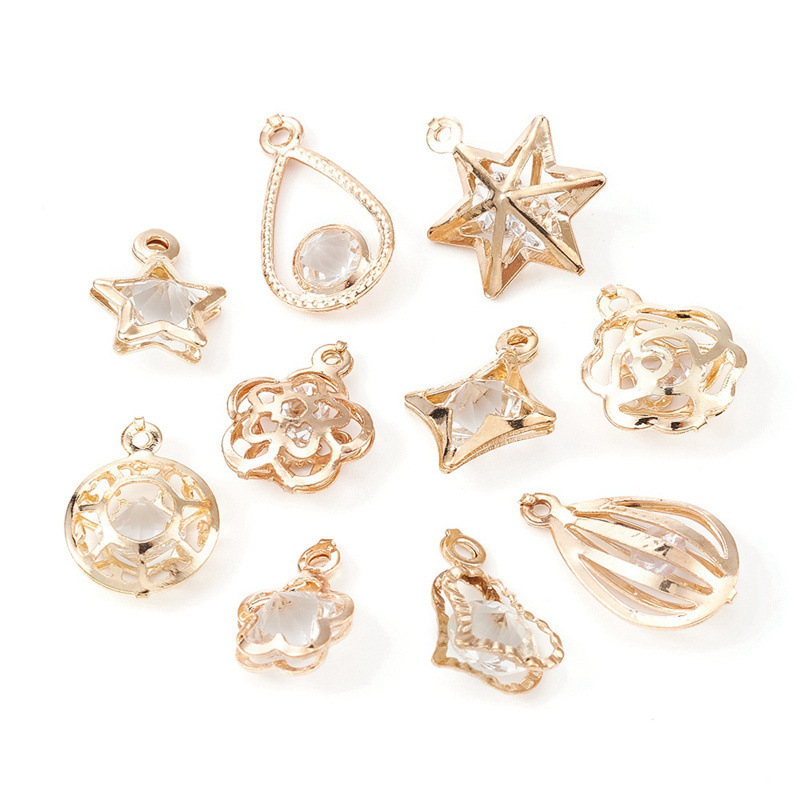 „Amazon“ geriausiai parduodamas blizgus reljefinis kalnų krištolas, rombo žvaigždės formos gėlė, mišrus „pasidaryk pats“ papuošalų pakabukas, karoliai, apyrankė