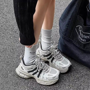 Madingi 2025 m. pavasario nauji storapadžiai, ūgį didinantys tėčio bateliai moterims, vienspalviai, suvarstomi universalūs sportiniai laisvalaikio bateliai