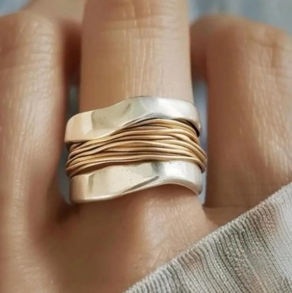 Ευρωπαϊκά και Αμερικανικά Διασυνοριακά Δίχρωμα Χαλύβδινα Σύρματα Πλατιά Χειροποίητα Στολίδια Μινιμαλιστικού Σχεδιασμού Διαδικτυακά Δαχτυλίδια Διασημοτήτων για Άνδρες και Γυναικεία Εξατομικευμένα Δαχτυλίδια Τάσης