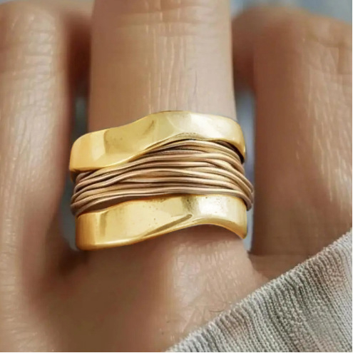 Ευρωπαϊκά και Αμερικανικά Διασυνοριακά Δίχρωμα Χαλύβδινα Σύρματα Πλατιά Χειροποίητα Στολίδια Μινιμαλιστικού Σχεδιασμού Διαδικτυακά Δαχτυλίδια Διασημοτήτων για Άνδρες και Γυναικεία Εξατομικευμένα Δαχτυλίδια Τάσης