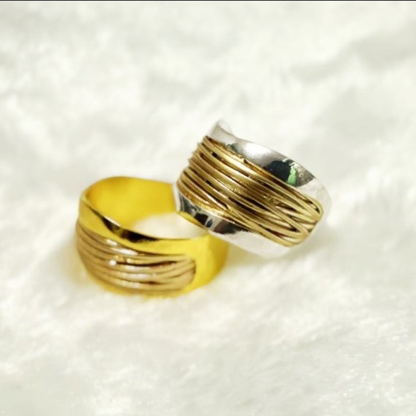 Ευρωπαϊκά και Αμερικανικά Διασυνοριακά Δίχρωμα Χαλύβδινα Σύρματα Πλατιά Χειροποίητα Στολίδια Μινιμαλιστικού Σχεδιασμού Διαδικτυακά Δαχτυλίδια Διασημοτήτων για Άνδρες και Γυναικεία Εξατομικευμένα Δαχτυλίδια Τάσης