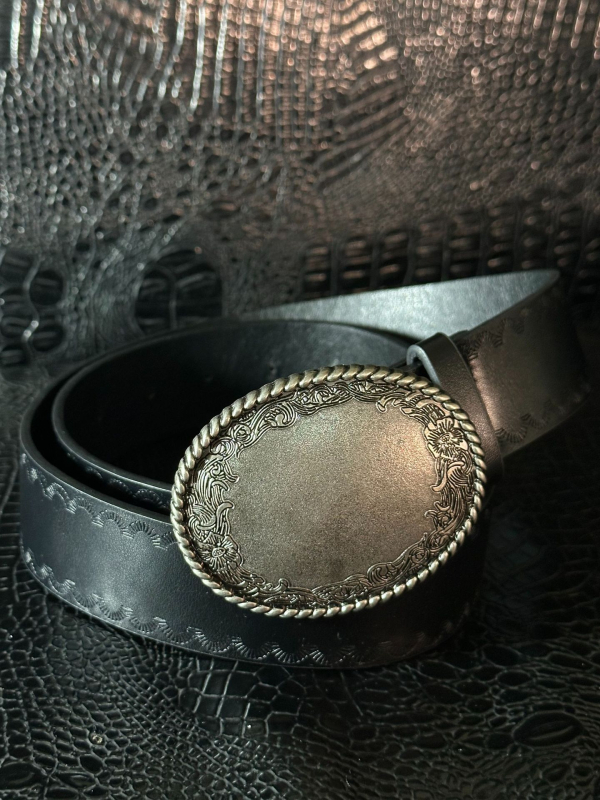 Curea nouă cu model sculptat la margini în stoc, la modă și versatilă, potrivită pentru pantaloni cu picior larg, pantaloni de costum, curea din piele PU pentru femei